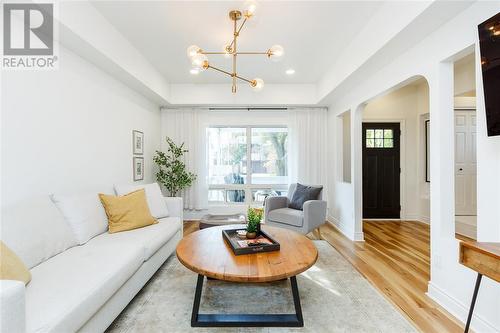 186 Maria Street, Sarnia, ON - Indoor Photo Showing Living Room