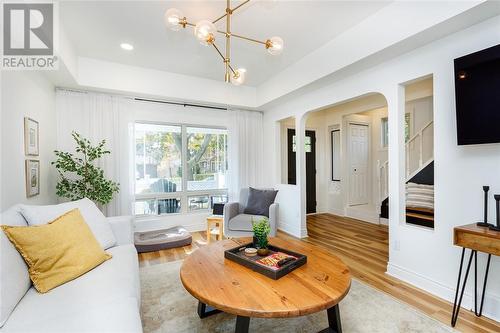 186 Maria Street, Sarnia, ON - Indoor Photo Showing Living Room