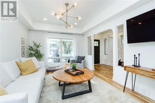 186 Maria Street, Sarnia, ON - Indoor Photo Showing Living Room