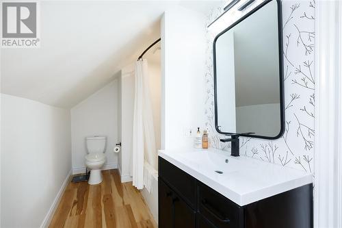 186 Maria Street, Sarnia, ON - Indoor Photo Showing Bathroom