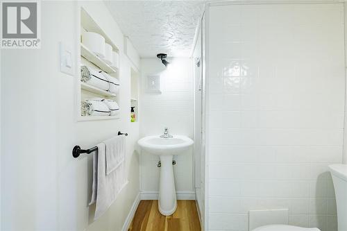 186 Maria Street, Sarnia, ON - Indoor Photo Showing Bathroom