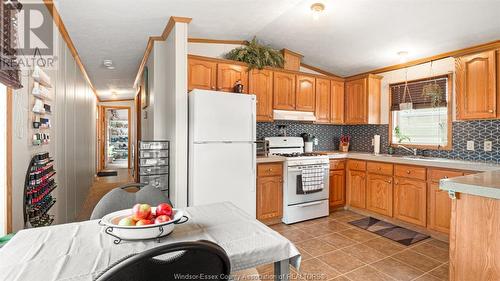 16 Cedar Crescent Unit# 109, Mcgregor, ON - Indoor Photo Showing Kitchen