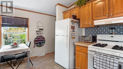 16 Cedar Crescent Unit# 109, Mcgregor, ON - Indoor Photo Showing Kitchen