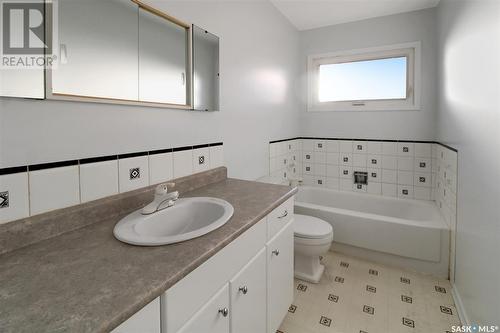 416 2Nd Avenue Se, Swift Current, SK - Indoor Photo Showing Bathroom