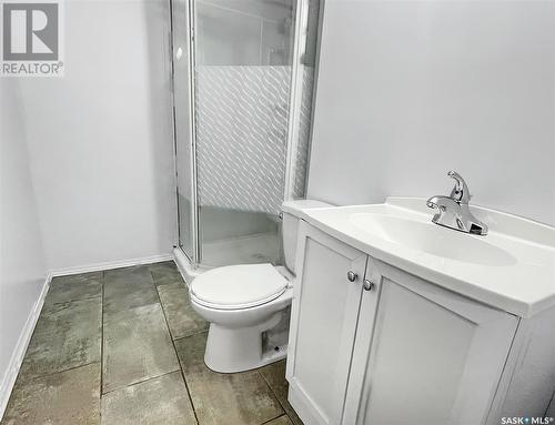 416 2Nd Avenue Se, Swift Current, SK - Indoor Photo Showing Bathroom