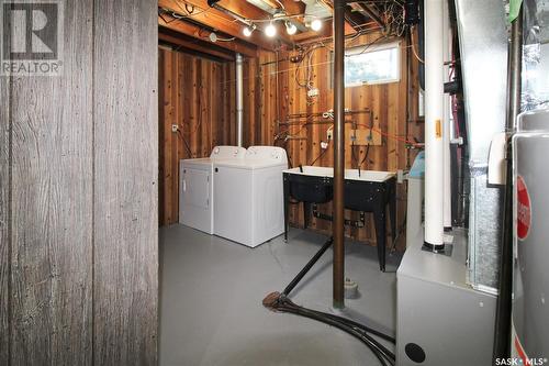 416 2Nd Avenue Se, Swift Current, SK - Indoor Photo Showing Laundry Room