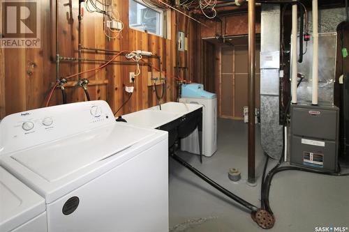 416 2Nd Avenue Se, Swift Current, SK - Indoor Photo Showing Laundry Room