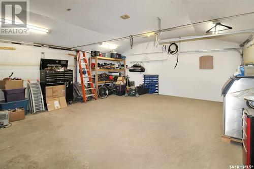 416 2Nd Avenue Se, Swift Current, SK - Indoor Photo Showing Garage