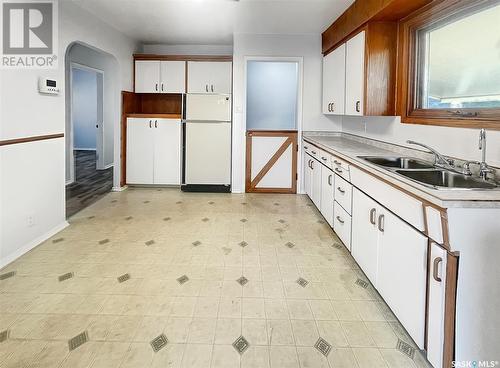 416 2Nd Avenue Se, Swift Current, SK - Indoor Photo Showing Kitchen With Double Sink