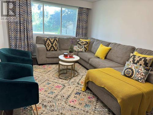 744 Olive Avenue, Oshawa, ON - Indoor Photo Showing Living Room