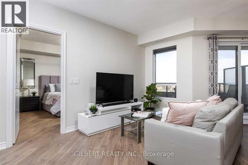 907 - 9255 Jane Street, Vaughan, ON - Indoor Photo Showing Living Room