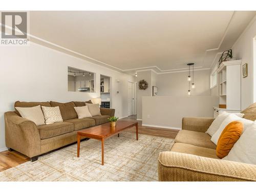 5121 14 Street Ne, Salmon Arm, BC - Indoor Photo Showing Living Room