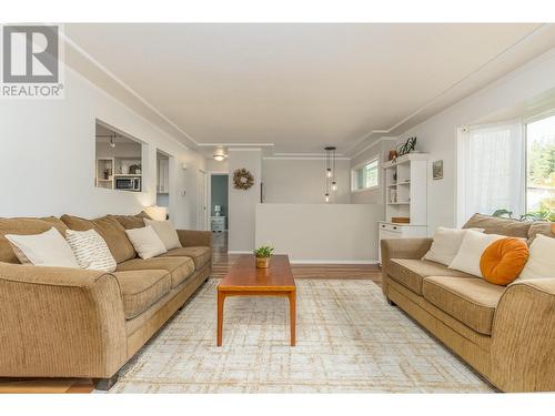 5121 14 Street Ne, Salmon Arm, BC - Indoor Photo Showing Living Room