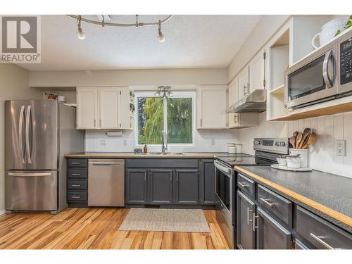 5121 14 Street Ne, Salmon Arm, BC - Indoor Photo Showing Kitchen