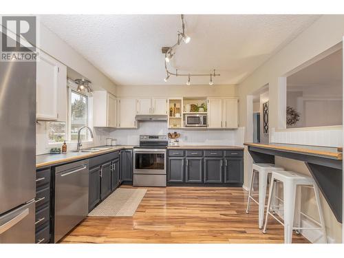 5121 14 Street Ne, Salmon Arm, BC - Indoor Photo Showing Kitchen