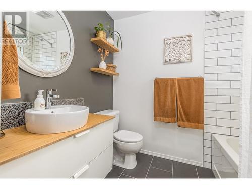 5121 14 Street Ne, Salmon Arm, BC - Indoor Photo Showing Bathroom