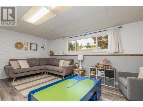 5121 14 Street Ne, Salmon Arm, BC - Indoor Photo Showing Living Room