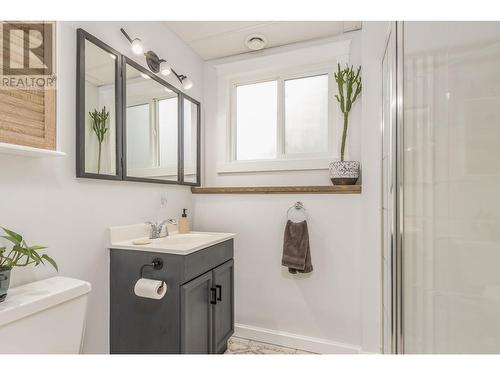 5121 14 Street Ne, Salmon Arm, BC - Indoor Photo Showing Bathroom