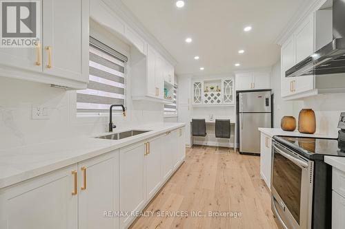 41 Cashel Street, Brampton, ON - Indoor Photo Showing Kitchen With Upgraded Kitchen