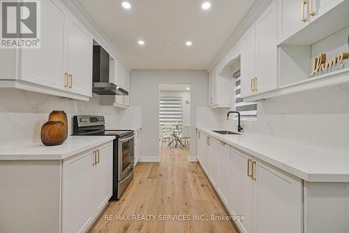 41 Cashel Street, Brampton, ON - Indoor Photo Showing Kitchen With Upgraded Kitchen