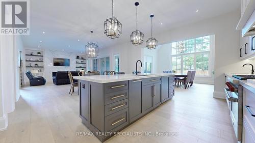 212 Southview Road, Oakville, ON - Indoor Photo Showing Kitchen With Upgraded Kitchen