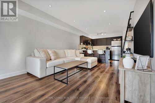 7 - 2563 Sixth Line, Oakville, ON - Indoor Photo Showing Living Room