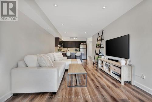 7 - 2563 Sixth Line, Oakville, ON - Indoor Photo Showing Living Room