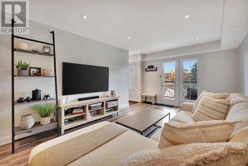 7 - 2563 Sixth Line, Oakville, ON - Indoor Photo Showing Living Room