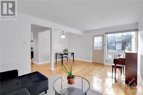 1739 Meadowbrook Road, Ottawa, ON - Indoor Photo Showing Living Room