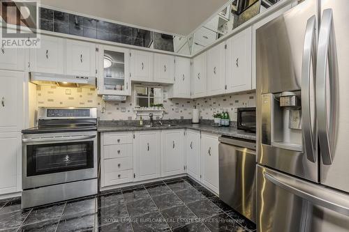 93 - 1584 Newlands Crescent, Burlington, ON - Indoor Photo Showing Kitchen With Stainless Steel Kitchen