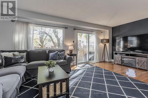 93 - 1584 Newlands Crescent, Burlington, ON - Indoor Photo Showing Living Room