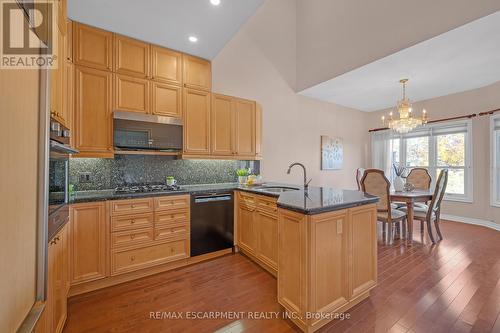 106 Fairwood Place W, Burlington, ON - Indoor Photo Showing Kitchen