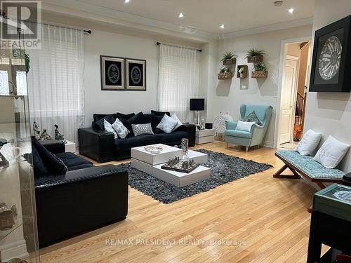 5520 Ethan Drive, Mississauga, ON - Indoor Photo Showing Living Room