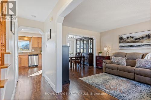 2604 Homelands Drive, Mississauga, ON - Indoor Photo Showing Living Room