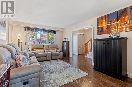 2604 Homelands Drive, Mississauga, ON - Indoor Photo Showing Living Room