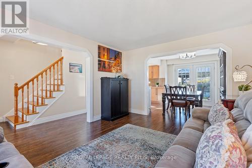 2604 Homelands Drive, Mississauga, ON - Indoor Photo Showing Living Room