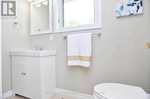 795 Stone Road N, Guelph, ON - Indoor Photo Showing Bathroom