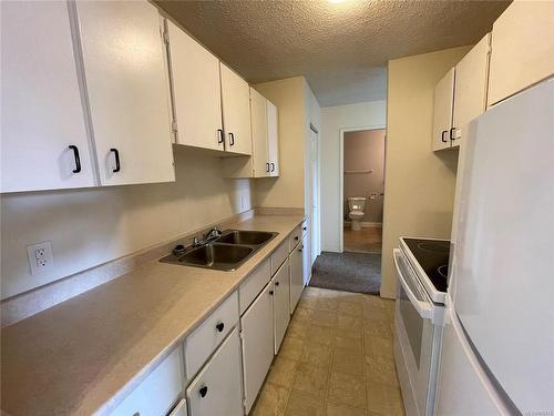 15-3271 Cowichan Lake Rd, Duncan, BC - Indoor Photo Showing Kitchen With Double Sink