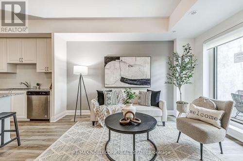 B602 - 5279 Highway  7 Road, Vaughan, ON - Indoor Photo Showing Living Room