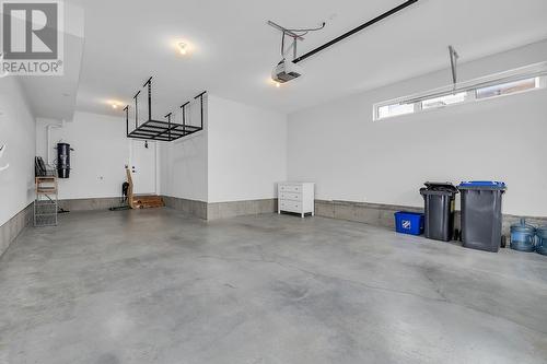 10100 Tyndall Road Unit# 10, Lake Country, BC - Indoor Photo Showing Garage