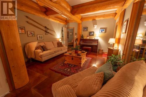 3140 3A Highway, Nelson, BC - Indoor Photo Showing Living Room