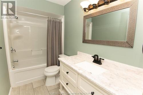 31 Earl Drive, Chatham, ON - Indoor Photo Showing Bathroom