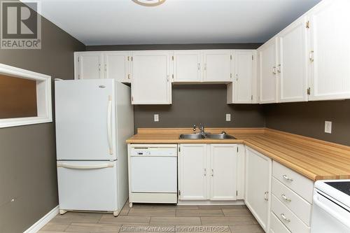 31 Earl Drive, Chatham, ON - Indoor Photo Showing Kitchen With Double Sink