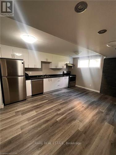 75 Cleveland Place, London, ON - Indoor Photo Showing Kitchen