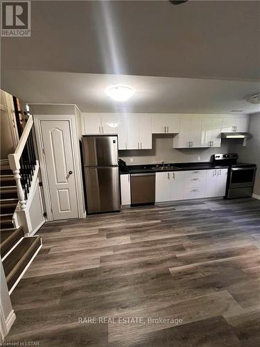 75 Cleveland Place, London, ON - Indoor Photo Showing Kitchen