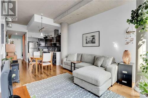 720 - 360 Mcleod Street, Ottawa, ON - Indoor Photo Showing Living Room