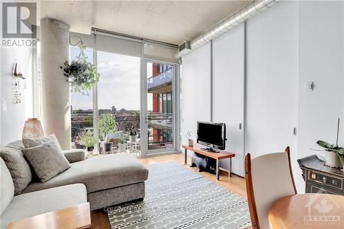 720 - 360 Mcleod Street, Ottawa, ON - Indoor Photo Showing Living Room