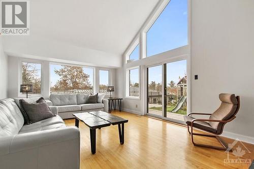 5620 Hope Drive, Manotick, ON - Indoor Photo Showing Living Room