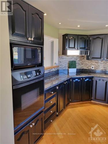 5620 Hope Drive, Manotick, ON - Indoor Photo Showing Kitchen