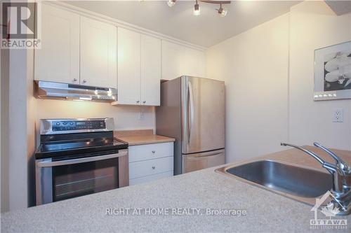 701 - 18 Nepean Street, Ottawa, ON - Indoor Photo Showing Kitchen